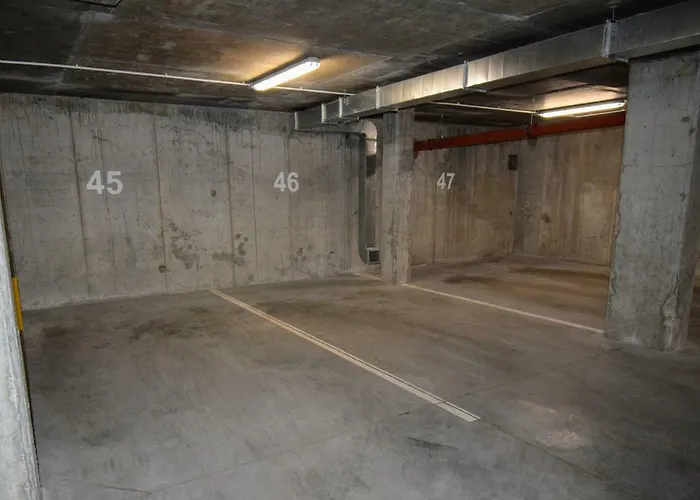 Anders Z Miejscem W Garazu I Rowerami *